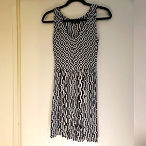 Tart Geometric V Neck Sleeveless Dress